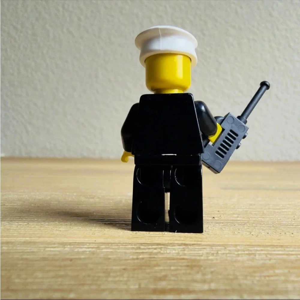Vintage LEGO Minifigure Policeman Classic Town Police Station Chief Officers - Picture 3 of 7